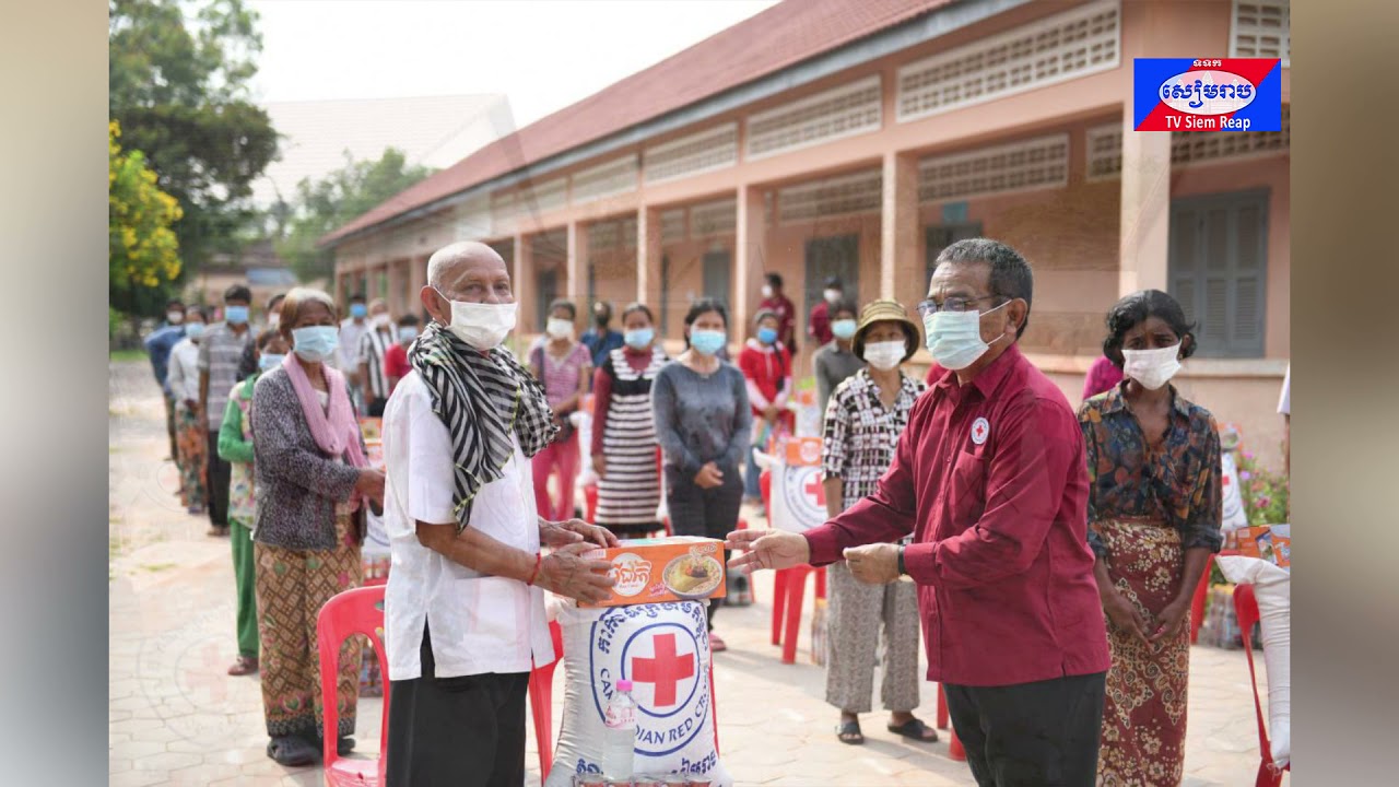 ប្រជាពលរដ្ឋងាយរងគ្រោះ៦៨គ្រួសារក្នុងសង្កាត់គោកចក ទទួលអំណោយមនុស្សធម៌ពីសាខាកាកបាទក្រហមកម្ពុជាខេត្តសៀមរាប