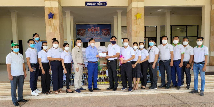 រដ្ឋបាលខេត្ត និងរដ្ឋបាលក្រុងសៀមរាបទទួលអំណោយពី ក្រុមហ៊ុន អង្គរ អ៊ីកូ រ៉េស៊ីដិន សម្រាប់ប្រើប្រាស់ក្នុងការប្រយុទ្ធប្រឆាំងនឹងជំងឺកូវីដ-១៩ ក្នុងខេត្តសៀមរាប