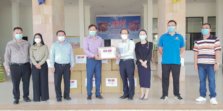 ប្រធានអគ្គកុងស៊ុលចិនប្រចាំខេត្តសៀមរា បាននាំយកម៉ាស់និងម៉ាស៊ីនបាញ់កម្តៅជូនរដ្ឋបាលខេត្តសៀមរាប