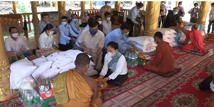 អាជ្ញាធរខេត្តសៀមរាបបន្តប្រគេនបិណ្ឌបាតទានចំពោះព្រះសង្ឃនៅតាមវត្តអារាម ដែលកំពុងជួបវិបត្តិភោជន ក្នុងវិបត្តិនៃជំងឺកូវីដ-១៩