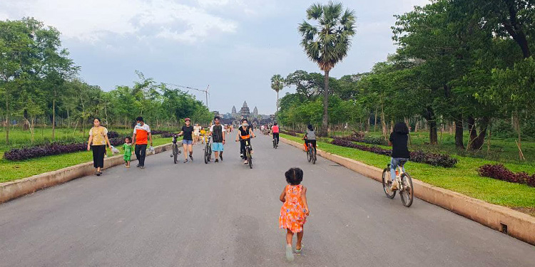 ភ្ញៀវទេសចរណ៍កំពុងមានការចាប់អារម្មណ៍ និងមានទំនុកចិត្ដនៅពេលមកទស្សនានៅរមណីយដ្ឋានអង្គរ ក្នុងអំឡុងពេលជំងឺកូវី-១៩