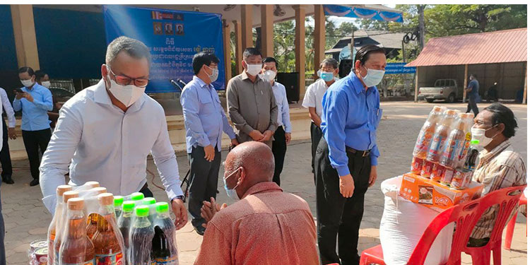 រដ្ឋបាលខេត្តសៀមរាបនាំយកអំណោយរបស់ សម្ដេចពិជ័យសេនា ទៀ បាញ់ ចែកជូនប្រជាពលរដ្ឋ ១៨០គ្រួសារ ក្នុងក្រុងសៀមរាប