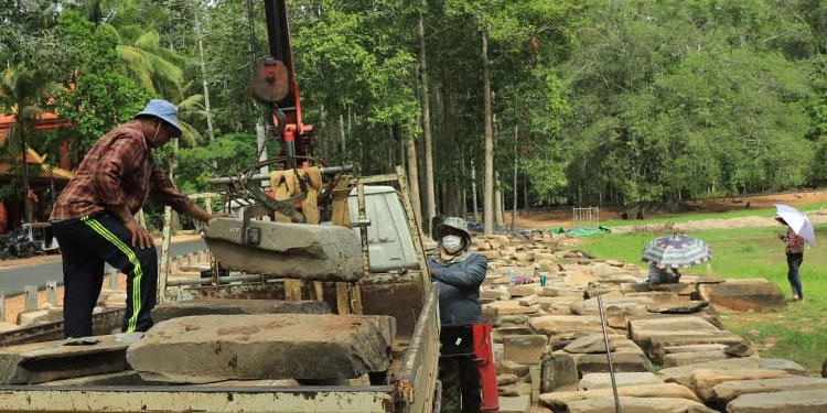 អាជ្ញាធរជាតិអប្សរាចាប់ផ្ដើមប្រមូលថ្មប្រាសាទដែលធ្លាក់រាយប៉ាយក្នុងកសិន្ធុប្រាសាទបាយ័នទៅរក្សាទុក