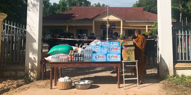 មន្ត្រីនគរបាលដែលកំពុងធ្វើចត្តាឡីស័កទទួលបានអំណោយជាគ្រឿងឧបភោគបរិភោគ និងសម្ភារៈប្រើប្រាស់ពីប្រតិភូសង្ឃក្នុងខេត្តសៀមរាប