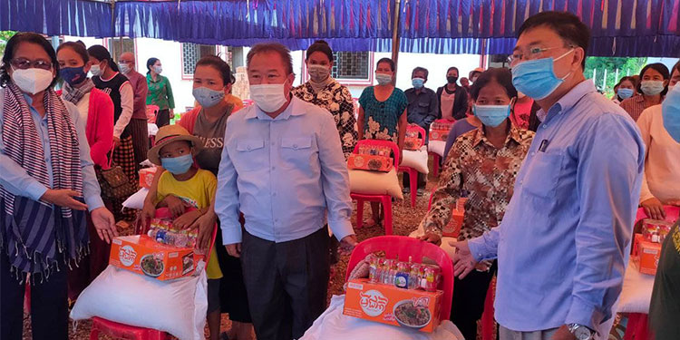 ប្រជាពលរដ្ឋជួបការខ្វះខាតចំនួន១០០គ្រួសារ ទទួលបានអំណោយពីក្រុមការងារចុះជួយឃុំត្រពាំងធំ ស្រុកប្រាសាទបាគង ខេត្ដសៀមរាប