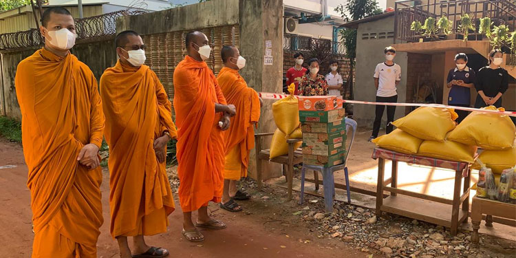 ព្រះចៅអធិការវត្តមួយចំនួនក្នុងខេត្តសៀមរាប បាននាំយកទេយ្យទានផ្តល់ជូនគ្រួសារដែលកំពុងធ្វើចត្តាឡីស័ក ចំនួន១០គ្រួសារ ក្នុងសង្កាត់ស្លក្រាម