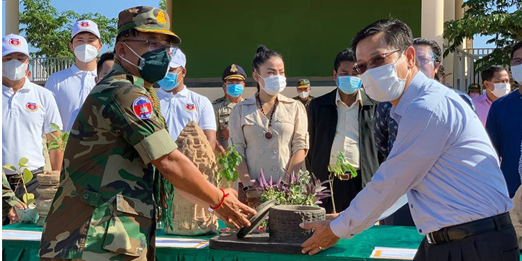 ទីបញ្ជាការដ្ឋានយោធភូមិភាគទី៤ ប្រគល់វត្ថុបុរាណចំនួន៥ ជូនដល់អាជ្ញាធរជាតិអប្សរា