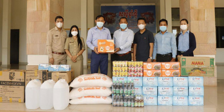 រដ្ឋបាលខេត្តទទួលអំណោយជាគ្រឿងឧបភោគបរិភោគ និងសម្ភារៈពីសប្បុរសជនក្នុងខេត្តសៀមរាប ដើម្បីចូលរួមក្នុងយុទ្ធនាការទប់ស្កាត់ជំងឺកូវីដ-១៩