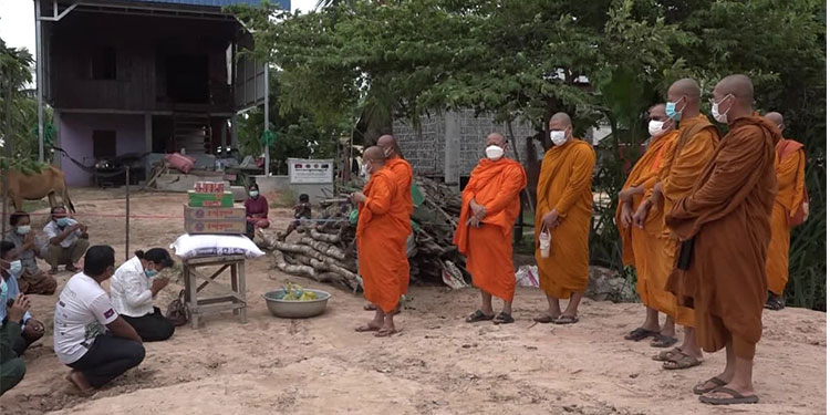 មន្ត្រីសង្ឃខេត្តសៀមរាបនាំយកទេយ្យទានប្រគល់ជូនអាជ្ញាធរឃុំចំនួនពីរក្នុងស្រុកជីក្រែង ដើម្បីចែករំលែកដល់ប្រជាពលរដ្ឋកំពុងធ្វើចត្តាឡីស័ក