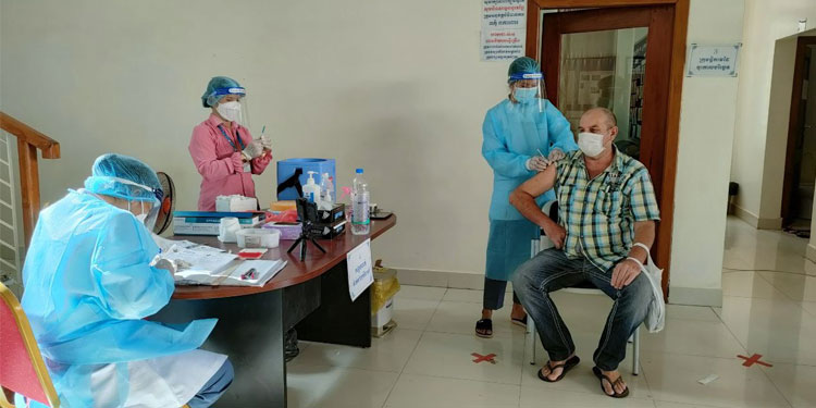 ជនបរទេសទាំងអស់ដែលកំពុងស្នាក់នៅ និងកំពុងបំពេញការងារក្នុងខេត្តសៀមរាប នឹងបានទទួលបានការចាក់វ៉ាក់សាំងការពារជំងឺកូវីដ-១៩ ដោយមិនគិតថ្លៃគ្រប់ៗគ្នា