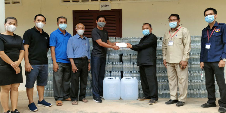 ក្រុមហ៊ុន សុខ តុញ រៀលអ៊ីសស្ទេត ផ្តល់ទឹកបរិសុទ្ធចំនួន៥០០យូរ និងអាកុល២កាន ព្រមទាំងថវិកាមួយចំនួនដល់ទីតាំងចាក់វ៉ាក់សាំង ក្នុងស្រុកអង្គរធំ