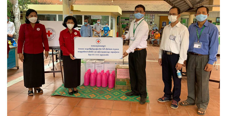 កាកបាទក្រហមកម្ពុជា ប្រគល់ថវិកាចំនួន៥ម៉ឺនដុល្លា និងសំភារៈការពារកូវីដ-១៩ មួយចំនួន ជូនដល់មន្ទីរពេទ្យកុមារអង្គរខេត្ដសៀមរាប