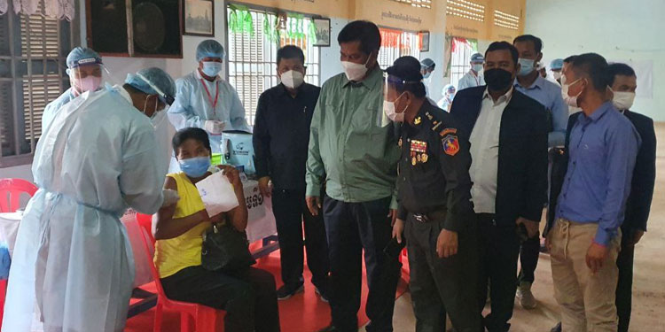 មន្ត្រីជាន់ខ្ពស់ក្រសួងការពារជាតិ ដឹកនាំក្រុមការងារចុះត្រួតពិនិត្យការដំណើរការចាក់វ៉ាក់សាំងជូនប្រពលរដ្ឋក្នុងស្រុកអង្គរធំ ខេត្ដសៀមរាប