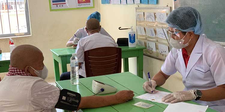 ការចាក់វ៉ាក់សាំងការពារជំងឺកូវីដ-១៩ ដូសទី១ ជូនពលរដ្ឋរស់នៅក្នុងក្រុងសៀមរាប បានដំណើរការហើយនៅព្រឹកមិញនេះ