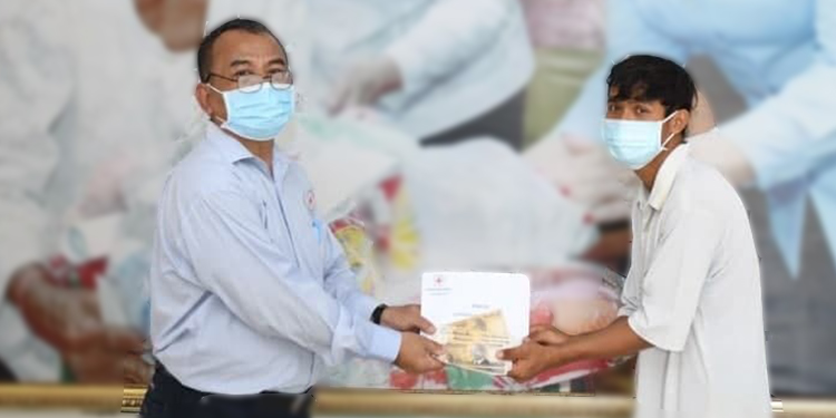 លោកជំទាវទាង អេង ទៀ សីហា ឧបត្ថម្ភថវិកាចំនួន៤០ម៉ឺនរៀលដល់កុមាររងគ្រោះដោយងោកធ្លាក់ចូលឆ្នាំងសម្លទឹកនំបញ្ចុក