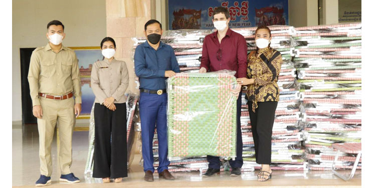 រដ្ឋបាលខេត្តសៀមរាបទទួលអំណោយជាសម្ភារៈប្រើប្រាស់ពីក្រុមហ៊ុន ST Premier Resid ដើម្បីចូលរួមប្រយុទ្ធប្រឆាំងជំងឺកូវីដ-១៩