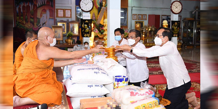 សាខាកាកបាទក្រហមកម្ពុជាខេត្តសៀមរាប បន្តនាំយកទេយ្យទានប្រគេនដល់ព្រះចៅធិការនៅតាមវត្តចំនួន៤បន្ថែមទៀត ក្នុងក្រុងសៀមរាប