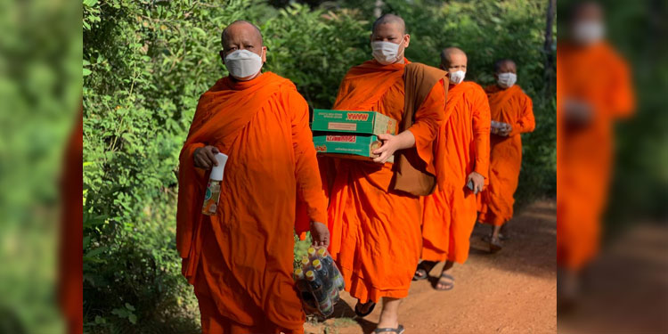 ព្រះចៅអធិការវត្តស្វាយរមៀត នាំយកគ្រឿងឧបភោគបរិភោគជូនដល់គ្រួសារក្នុងសង្កាត់ទឹកវិលដែលឆ្លងជំងឺកូវីដ-១៩