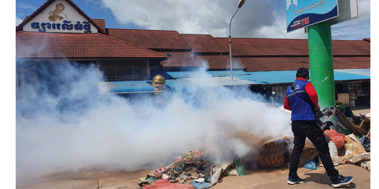 គណៈគ្រប់គ្រងផ្សារលើធំថ្មី ក្រុងសៀមរាបចាប់ផ្ដើមបានបាញ់ថ្នាំសម្លាប់មេរោគមុនបើកឲ្យអាជីវករចូលលក់ដូរឡើងវិញ
