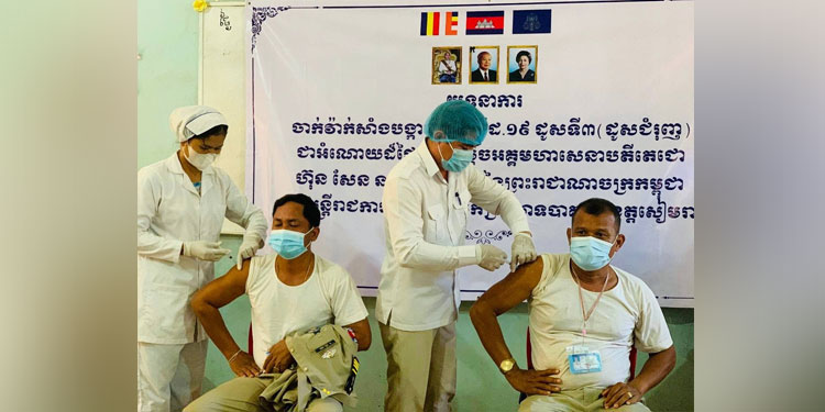 កងកម្លាំងជួរមុខ និងមន្ត្រីរាជការនៃរដ្ឋបាលស្រុកប្រាសាទបាគង ទទួលការចាក់វ៉ាក់សាំងការពារជំងឺកូវីដ-១៩ ដូសទី៣ ឬដូសជម្រុញ នៅសាលាអនុវិទ្យាល័យហ៊ុន សែន រលួស