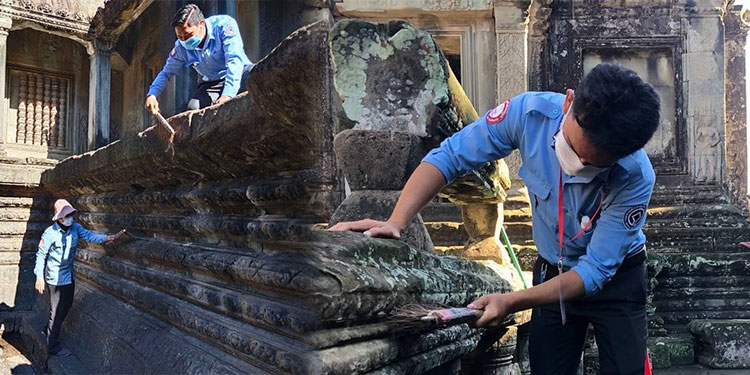 អាជ្ញាធរជាតិអប្សរា សំអាតប្រាង្គប្រាសាទនៅក្នុងប្រាសាទអង្គរ ខណ:ដែលរមណីយដ្ឋានអង្គរ ត្រូវបានបិទខ្ទប់ !