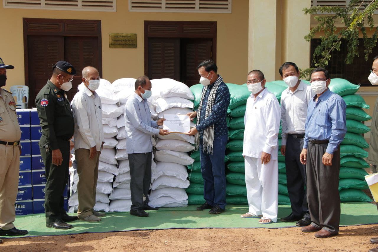 ក្រុមការងាររាជរដ្ឋាភិបាល ផ្ដល់អំណោយដល់រដ្ឋបាលស្រុកស្រីស្នំ ដើម្បីផ្គត់ផ្គង់មណ្ឌលចត្ដាឡីស័ក មណ្ឌលព្យាបាលជំងឺកូវីដ-១៩ និងចែកជូនប្រជាពលរដ្ឋ ក្នុងមូលដ្ឋាននេះ !