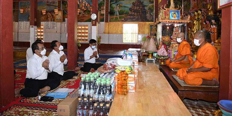 សាខាកាកបាទក្រហមកម្ពុជាខេត្តសៀមរាប បន្តនាំយកទេយ្យទានប្រគេនដល់ព្រះចៅធិការនៅតាមវត្តចំនួន២ ក្នុងក្រុងសៀមរាប