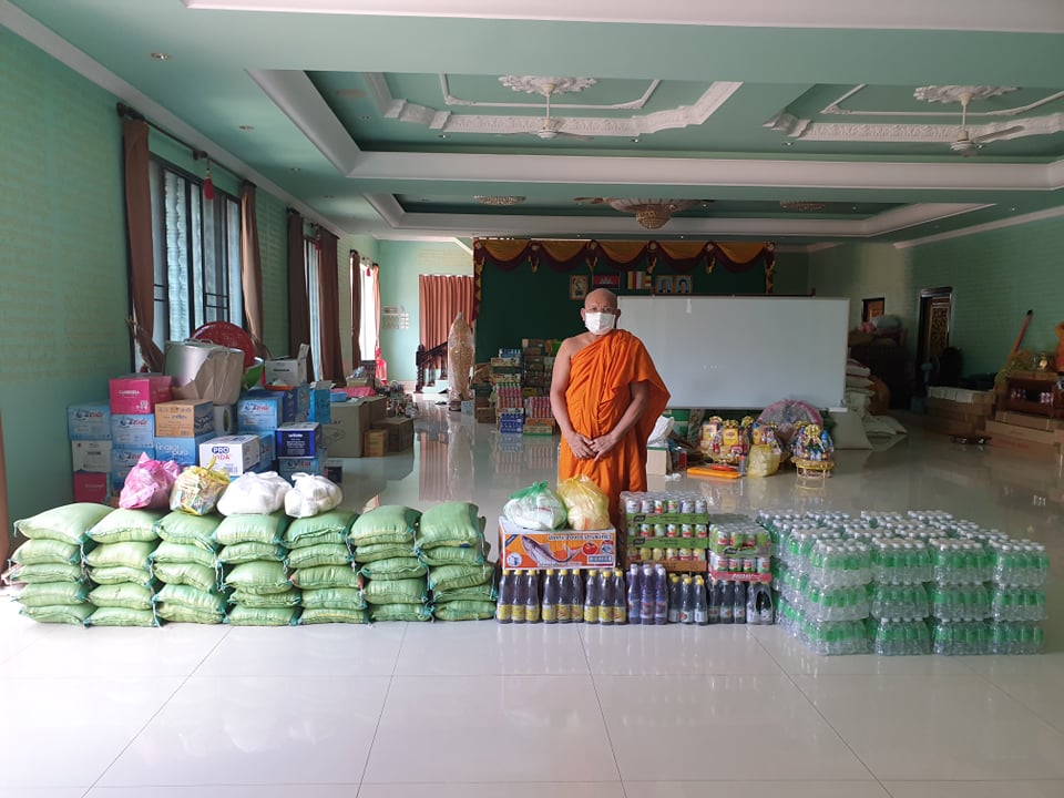 ព្រះចៅអធិការវត្តព្រះព្រហ្មរ័ត្ន ប្រគល់ទេយ្យទានជាគ្រឿងឧបភោគបរិភោគជូនរដ្ឋបាលសង្កាត់ទឹកវិល ដើម្បីចែកជូនប្រជាពលរដ្ឋក្រីក្រ និងប្រជាពលរដ្ឋដែរកំពុងស្ថិតក្នុងតំបន់បិទខ្ទប់