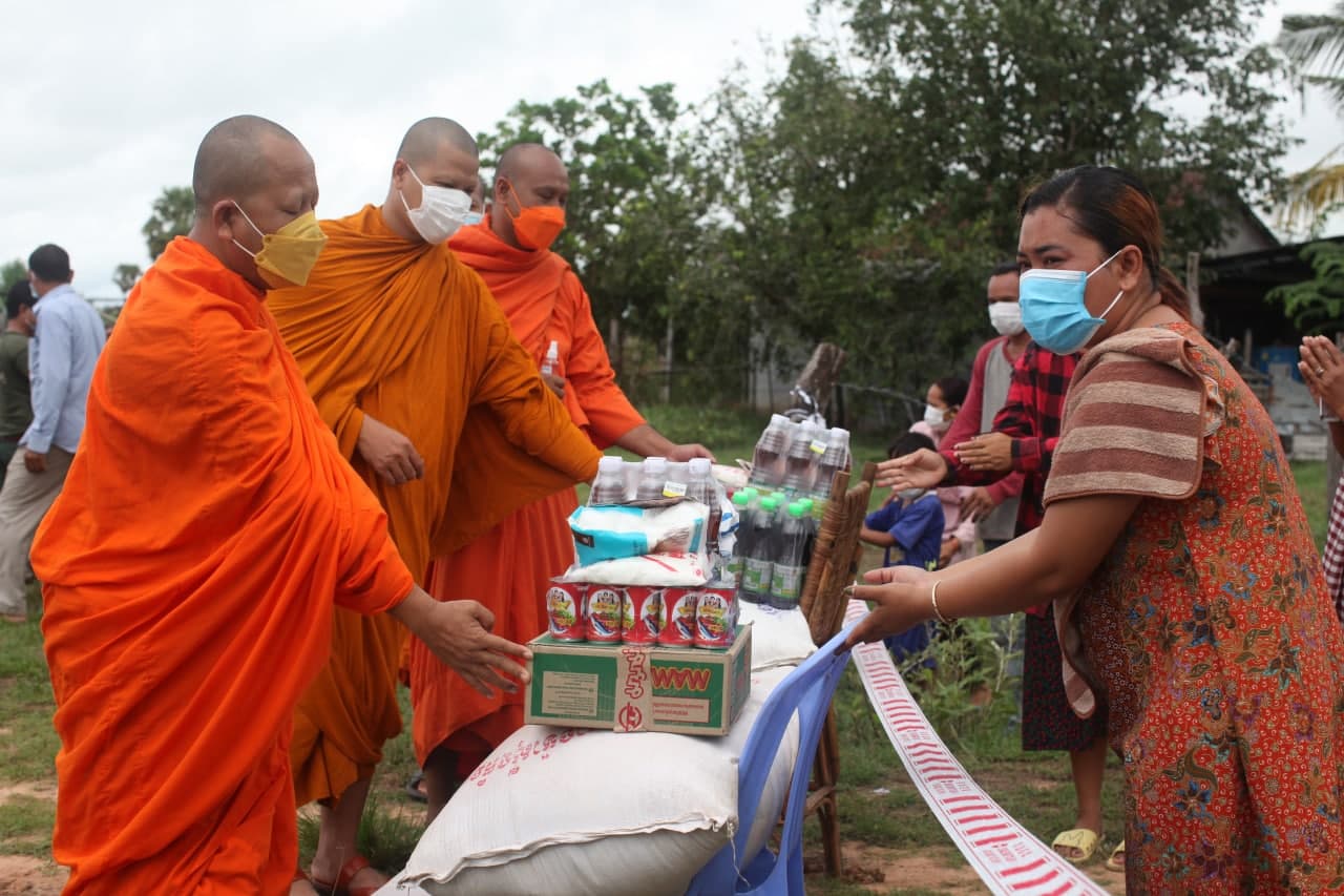 ព្រះចៅអធិការវត្តស្វាយរមៀត នាំយកគ្រឿងឧបភោគបរិភោគជូនដល់១៥គ្រួសារ ក្នុងសង្កាត់ទឹកវិល កំពុងធ្វើចត្តាឡីស័ក និងគ្រួសារដែលឆ្លងជំងឺកូវីដ-១៩