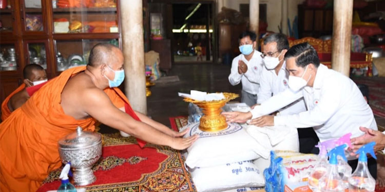 សាខាកាកបាទក្រហមកម្ពុជាខេត្តសៀមរាប បន្តនាំយកទេយ្យទានប្រគេនដល់ព្រះចៅធិការនៅតាមវត្តចំនួន៤បន្ថែមទៀត ក្នុងក្រុងសៀមរាប