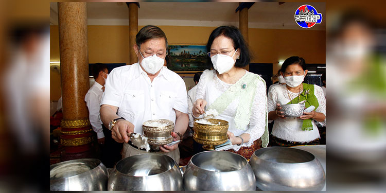 ឯកឧត្តម ខៀវ កាញារីទ្ធ ដឹកនាំថ្នាក់ដឹកនាំមន្ត្រីរាជការក្រោមឱវាទក្រសួងព័ត៌មាន កាន់បិណ្ឌវេនទី១ នៅវត្តពិភទ្ទរង្សី ហៅចិនដំដែកខាងជើង សង្កាត់ស្រះចក ខណ្ឌដូនពេញ រាជធានីភ្នំពេញ