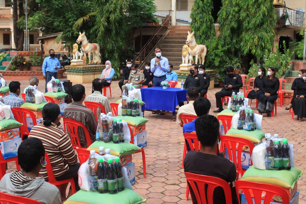 សមាគមចលនាយុវជនកម្ពុជាក្រុម១៥៧សាខាខេត្តសៀមរាប ប្រគល់អំណោយជូនគ្រួសារក្រីក្រនៅសង្កាត់ស្វាយដង្គំ