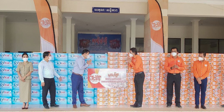 រដ្ឋបាលខេត្តសៀមរាប ទទួលអំណោយជាគ្រឿងឧបភោគបរិភោគពីក្រុមហ៊ុន មីជាតិ សម្រាប់ចែកជូនដល់ប្រជាពលរដ្ឋដែរកំពុងជួបការលំបាកដោយសារជំងឺកូវីដ-១៩