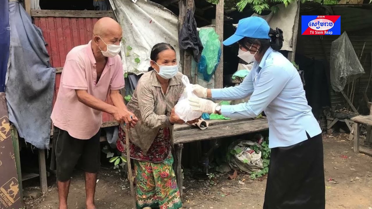 សាខាកាកបាទក្រហមកម្ពុជាខេត្តសៀមរាប ចុះចែកសាច់ជ្រូកជូនដល់ប្រជាពលរដ្ឋងាយរងគ្រោះបំផុត នៅភូមិចំនួន១១ ក្នុងសង្កាត់នៃក្រុងសៀមរាប ដែលត្រូវបានកំណត់ដាក់ជា “តំបន់ក្រហម”