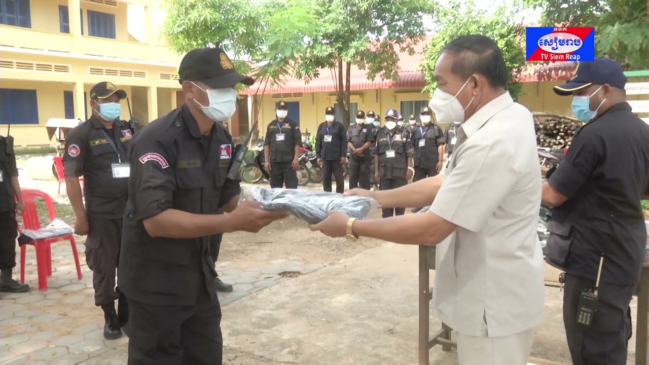 អាជ្ញាធរសង្កាត់ជ្រាវប្រគល់ឯកសណ្ឋានចំនួន៦០សម្រាប់ ជូនប្រជាការពារនៅក្នុងភូមិខ្នារសម្រាប់បម្រើការងារប្រចាំថ្ងៃ