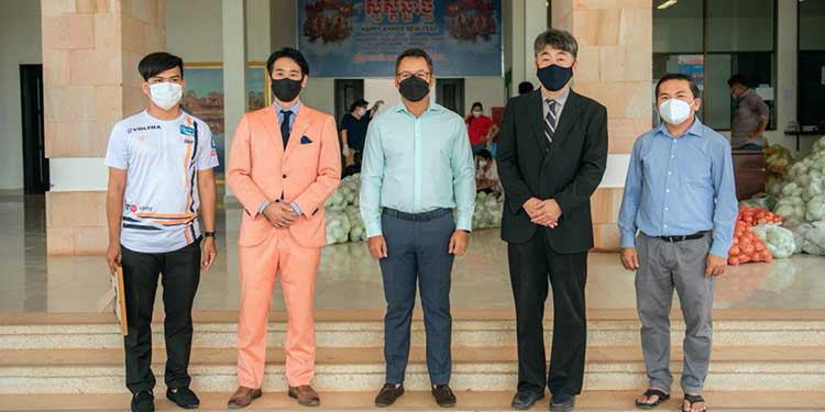 រដ្ឋបាលខេត្តសៀមរាប បន្តទទួលអំណោយពី ក្លឹបបាល់ទាត់អង្គរថាយហ្គឺ និងប្រធានកុងស៊ុលជប៉ុនប្រចាំខេត្តសៀមរាប ដើម្បីចូលរួមប្រយុទ្ធប្រឆាំងនឹងជំងឺកូវីដ-១៩