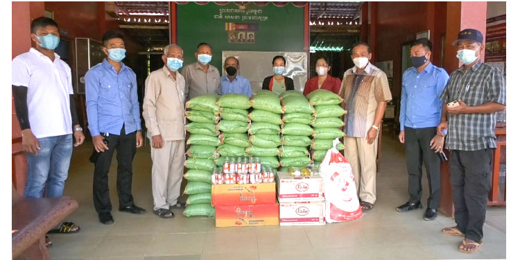 អាជ្ញាធរសង្កាត់ជ្រាវ ទទួលបានអំណោយជាគ្រឿងបរិភោគពីសប្បុរសជនក្នុងសង្កាត់ សម្រាប់ផ្តល់ជូនពលរដ្ឋក្នុងតំបន់បិទខ្ទប់