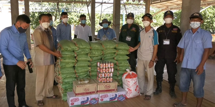 រដ្ឋបាលសង្កាត់ជ្រាវ ទទួលអំណោយពីសប្បុរសជនសម្រាប់សកម្មភាពប្រយុទ្ធប្រឆាំងការរាលដាលជំងឺកូវីដ-១៩