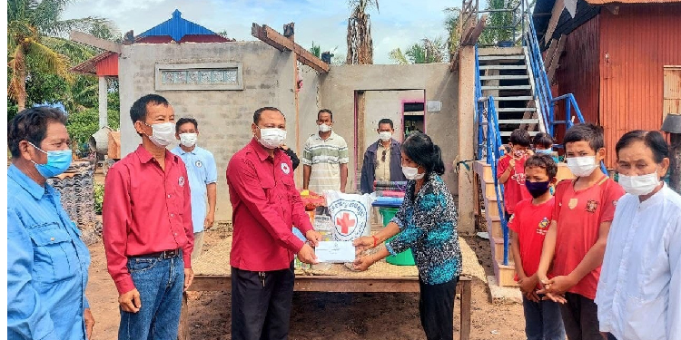 ប្រជាពលរដ្ឋរងគ្រោះដោយសារអគ្គីភ័យឆេះផ្ទះ ក្នុងស្រុកប្រាសាទបាគង ទទួលបានអំណោយពីសាខាកាកបាទក្រហមកម្ពុជាខេត្តសៀមរាប