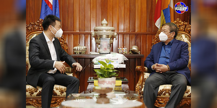 ឯកឧត្តម ខៀវ កាញារីទ្ធ ទទួលជួប និងទទួលអំណោយម៉ាស ថ្នាំបុរាណចិន និងរបាំងមុខ ពីប្រធានក្រុមហ៊ុន ខេមបូឌា ឌីជីថល តំណាងទូរទស្សន៍ខេត្តយូណាន ប្រទេសចិន