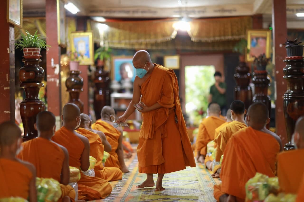 ព្រះចៅអធិការវត្តប្រាសាទគោកចក ប្រគេនទេយ្យទានដល់ព្រះសង្ឃក្នុងវត្ត និងប្រជាការពារ សម្រាប់ដោះស្រាយជីវភាពប្រចាំថ្ងៃ