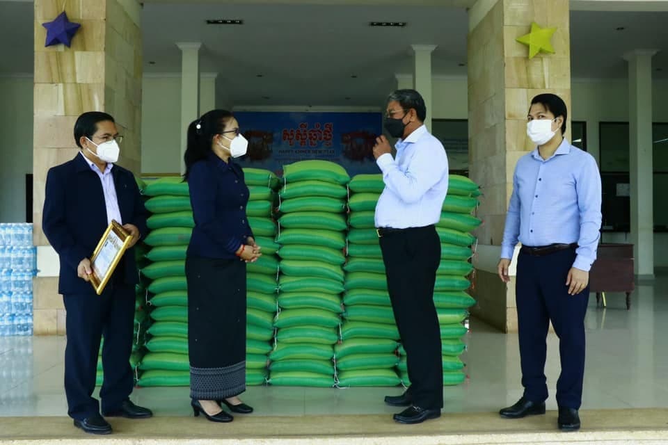 ក្រុមហ៊ុន អៀមមុនីសេដ្ឋា អ៊ិនវេសម៉ិន ប្រគល់អំណោយជា អង្ករ ចំនួន ៣តោន ជូនដល់រដ្ឋបាលខេត្តសៀមរាប