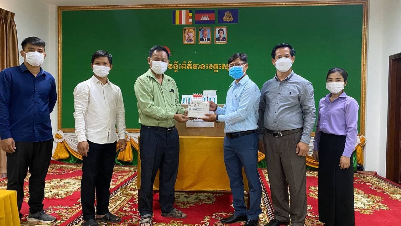 មន្ទីរព័ត៌មានខេត្តសៀមរាប ទទួលឧបករណ៍តេស្តរហ័សរកមេរោគកូវីដ-១៩ ពីក្រុមហ៊ុន T.S.P.R.S