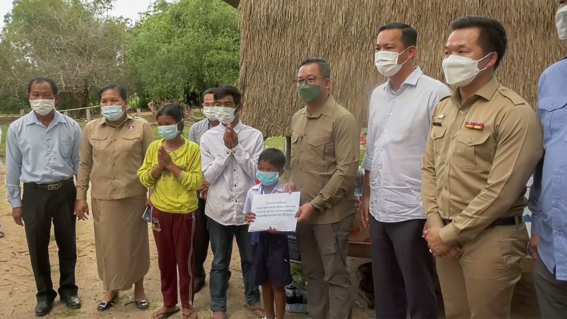 សម្តេចអគ្គមហាសេនាបតីតោជោ ហ៊ុន សែន ផ្តល់អំណោយនូវថវិកា ២០លានរៀល និងផ្ទះមួយខ្នង ជូនគ្រួសារកុមារាក្រីក្រក្នុងស្រុកបន្ទាយស្រី