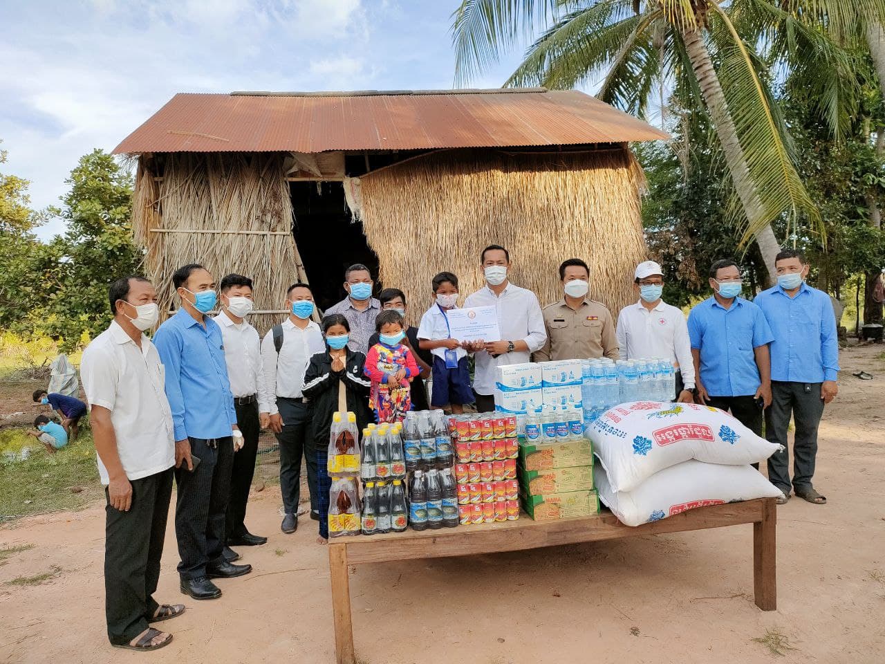 គ្រួសារកុមារាក្រីក្រម្នាក់ ដែលមានជីវភាពខ្វះខាត ក្នុងឃុំរុនតាឯកស្រុកបន្ទាយស្រីបានទទួលអំណោយសម្តេចពិជ័យសេនាទៀបាញ់ ប្រធានក្រុមការងាររាជរដ្ឋាភិបាលចុះមូលដ្ឋានខេត្តសៀមរាប 