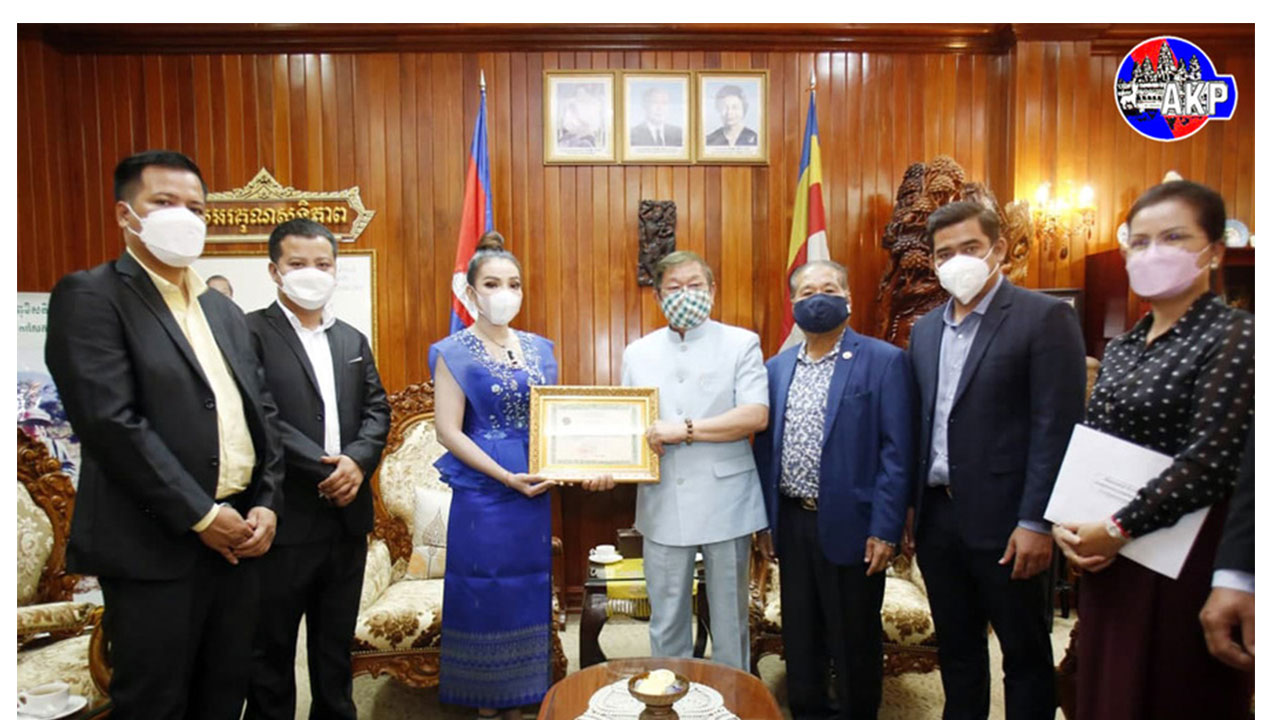 ឯកឧត្តម ខៀវ កាញារីទ្ធ ប្រគល់លិខិតថ្លែងអំណរគុណជូនដល់លោកស្រី ទ្រី ដាណា អគ្គនាយិកាក្រុមហ៊ុន NNP Cambodia ដែលបានឧបត្តម្ភថវិកា ១ម៉ឺនដុល្លា ដល់កម្មវិធីគុនខ្មែរ អលស្តារ