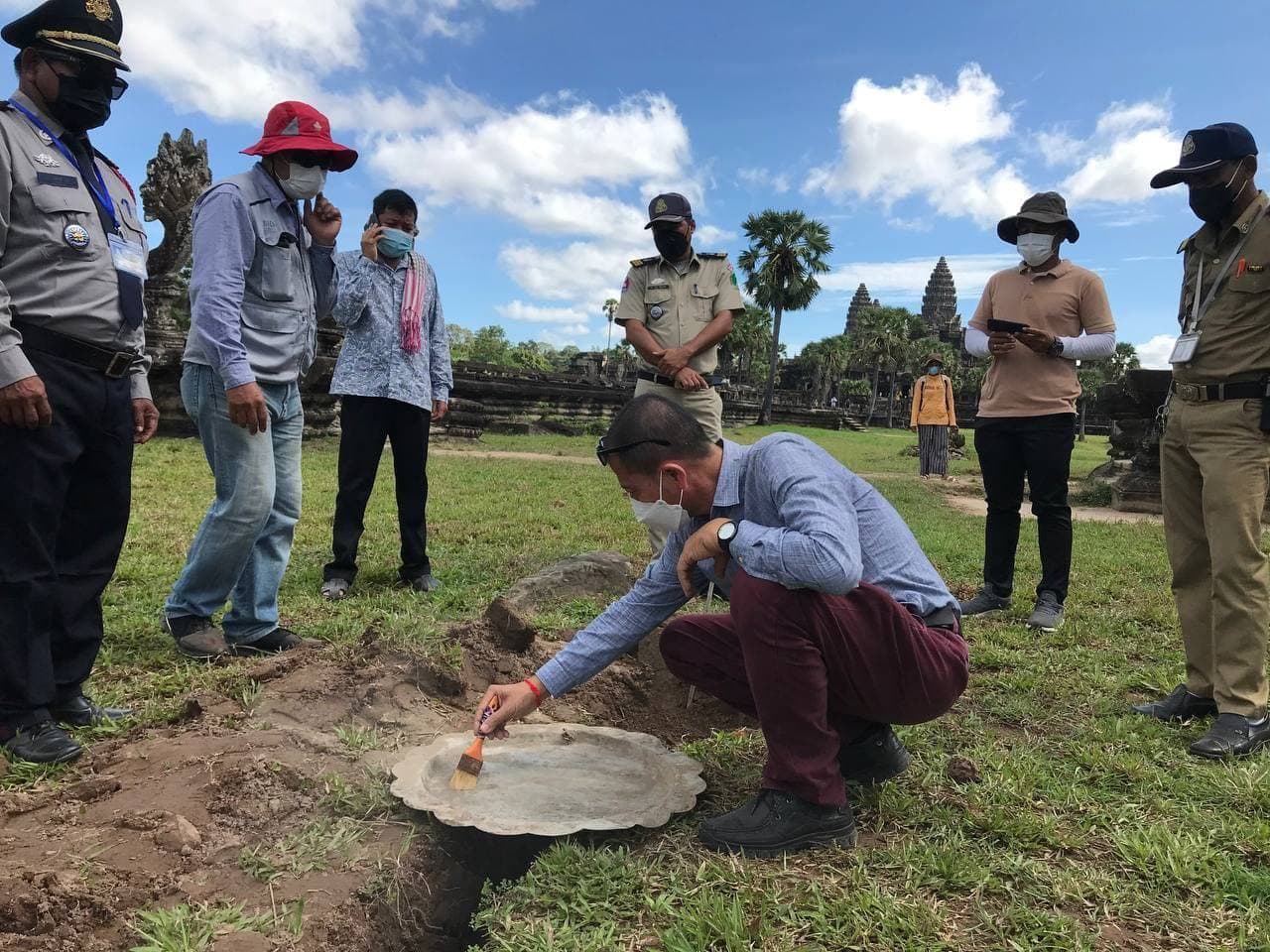 ក្រុមអ្នកជំនាញនៃអាជ្ញាជាតិអប្សរា ប្រទះឃើញ ថាសលោហៈ នៅក្នុងបរិវេណប្រាសាទអង្គរវត្ត