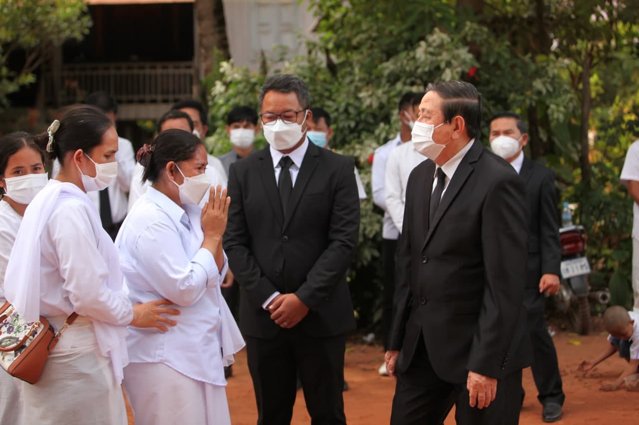 ឯកឧត្តម ទៀ សីហា ដឹកនាំគណ:ប្រតិភូខេត្តគោរពវិញ្ញាណក្ខន្ធ សពឯកឧត្តមឧត្តមសេនីយ៍ឯក អ៊ិន ធន មេបញ្ជាការរង និងជានាយសេនាធិការយោធភូមិភាគទី២