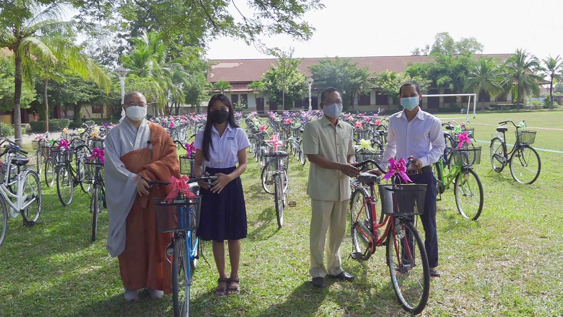 សិស្សមានជីវភាពខ្វះខាតចំនួន២០០នាក់ ក្នុងខេត្តសៀមរាបទទួលអំណោយកង់ ពីមូនិធិពិភពលោកដ៏ស្រស់ត្រកាល
