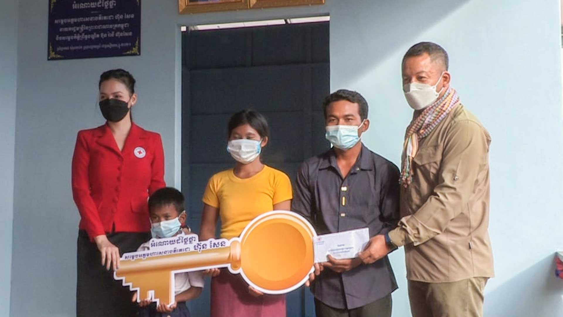 លំនៅដ្ឋាន២ខ្នង ដែលជាអំណោយដ៏ថ្លៃថ្លារបស់សម្តេចតេជោ ហ៊ុន សែន និងសម្តេចកិត្តិព្រឺទ្ធបណ្ឌិតប៊ុន រ៉ានីហ៊ុន សែន ប្រគល់ជូនគ្រួសារ និងក្រុមសាច់ញាតិកុមារា គង់ សីហា 